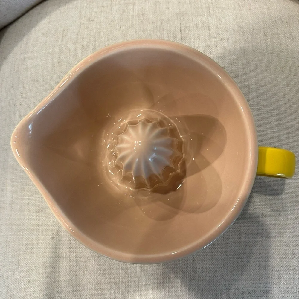 Le Creuset Rare Yellow On Yellow Color Citrus Juicer Squeezer Lemon Orange NICE
